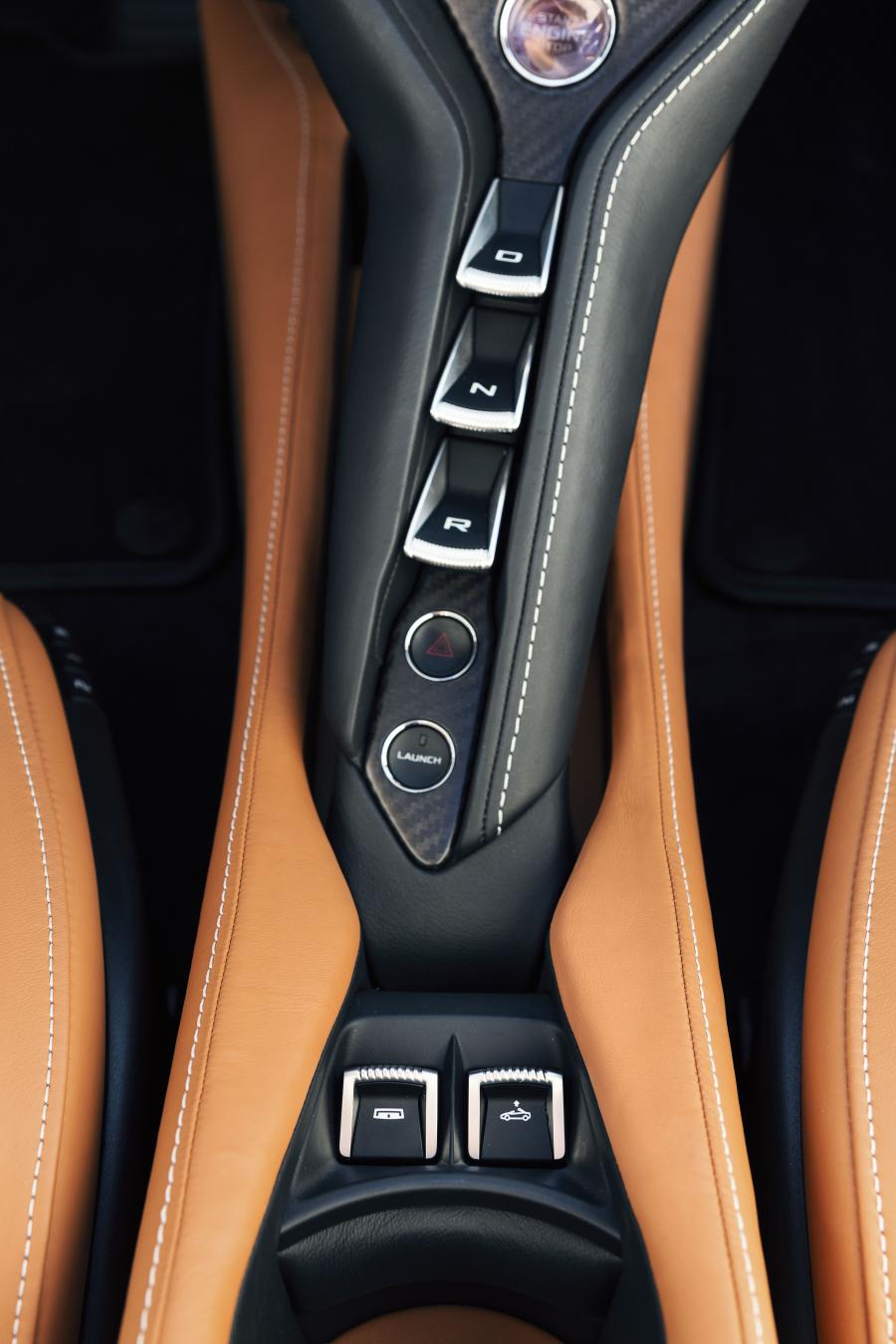Детали интерьера McLaren 720S Spider 2019 года  (NA) (фото 17 из 58)